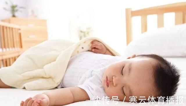 孩子|新生儿为什么偏爱“投降式睡姿”，需要纠正吗？很多家长做错了