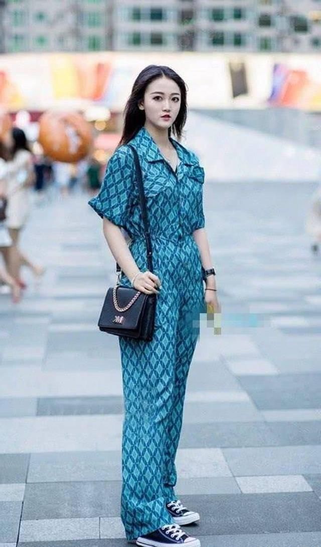 路人街拍，美女搭配绿色的连体裤简洁美观，穿起来超级有魅力
