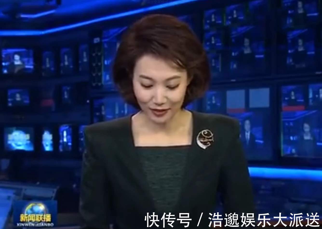 《新聞聯(lián)播》主持人為什么要低頭看稿他們手里的紙是干嘛用的