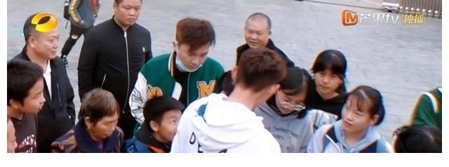 为了逗乐小女孩,张继科不惜“打假球”?网友:太赞了!