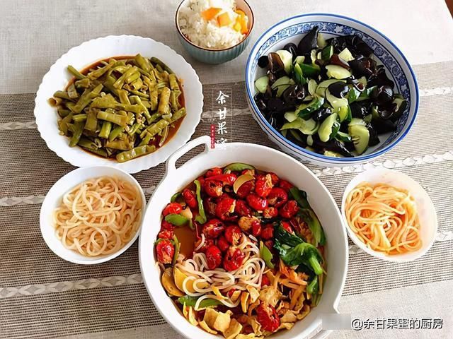 汤品|晒我家午餐，天气再热不将就，汤品菜肴丰富味美，七天不重样