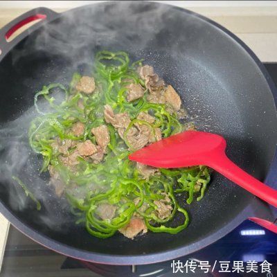 懒人必备这道黑椒牛肉炒青椒，简单几步，十分钟就上桌