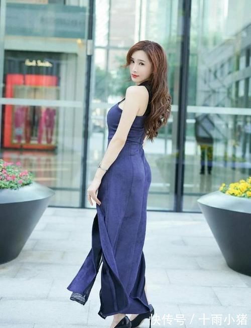 蓝色 超显高贵气质的蓝色抹胸开叉裙,简单大方,精致时尚#时尚穿搭#
