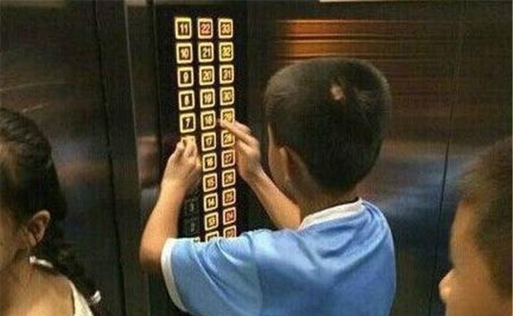 孩子|熊孩子电梯“恶作剧”,奶奶护犊子讨人嫌,女孩巧妙“一招制胜”