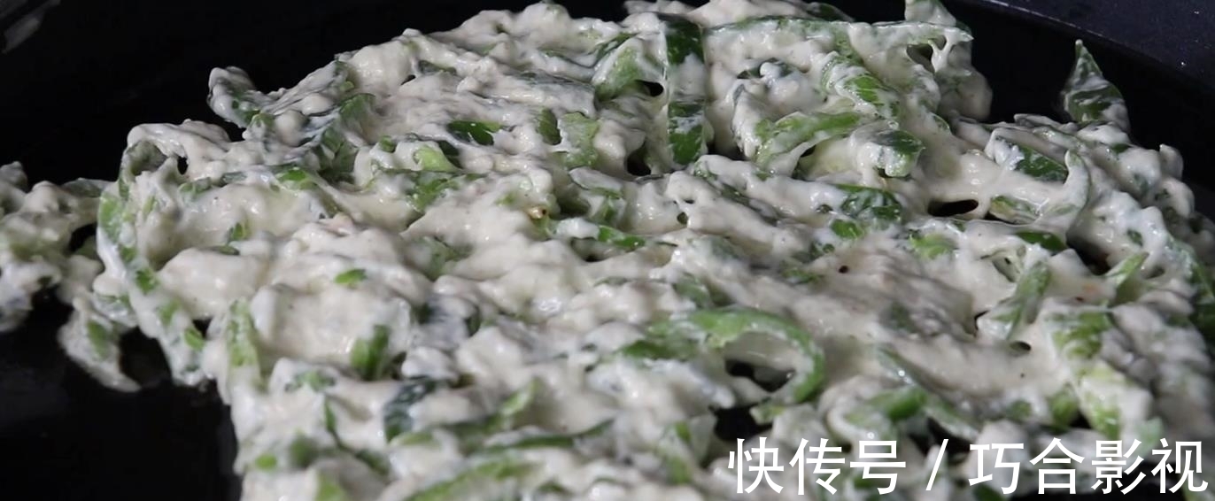 青椒别炒着吃了,加1碗面粉,教你1个新做法,比大鱼大肉还好吃