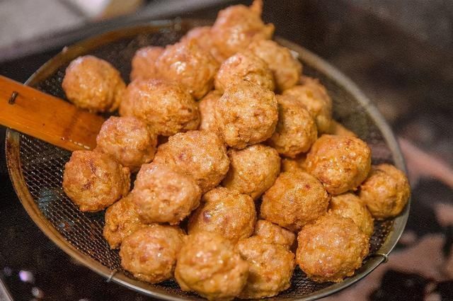 炸肉丸子,做好关键“2步”,丸子炸好酥脆美味,香味足无腥味