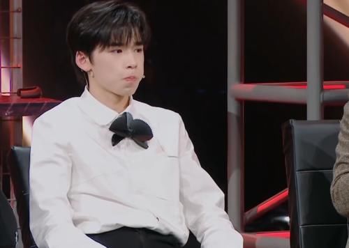 宋亚轩使劲吹水管,五官挤在一起,脸上的一处凸起令粉丝傻眼了