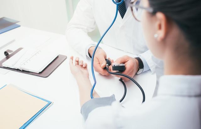 高血压|一位年轻的高血压患者，吃药不管用，找到病因后才知道药白吃了