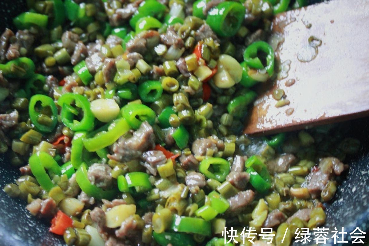 泡豇豆|只要吃一口就会爱上的一道菜，牛肉滑嫩不柴，香辣下饭