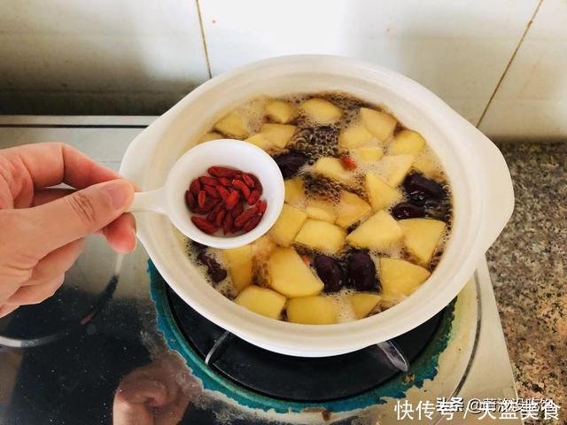 春季防燥多喝汤，这汤甘甜又滋润，常喝皮肤好，胜敷10张面膜