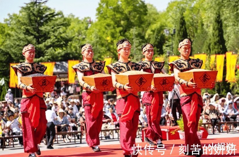 祭扫@“中元节,鬼门开”,老祖宗在这天留下五大习俗,祭奠逝去的亲人