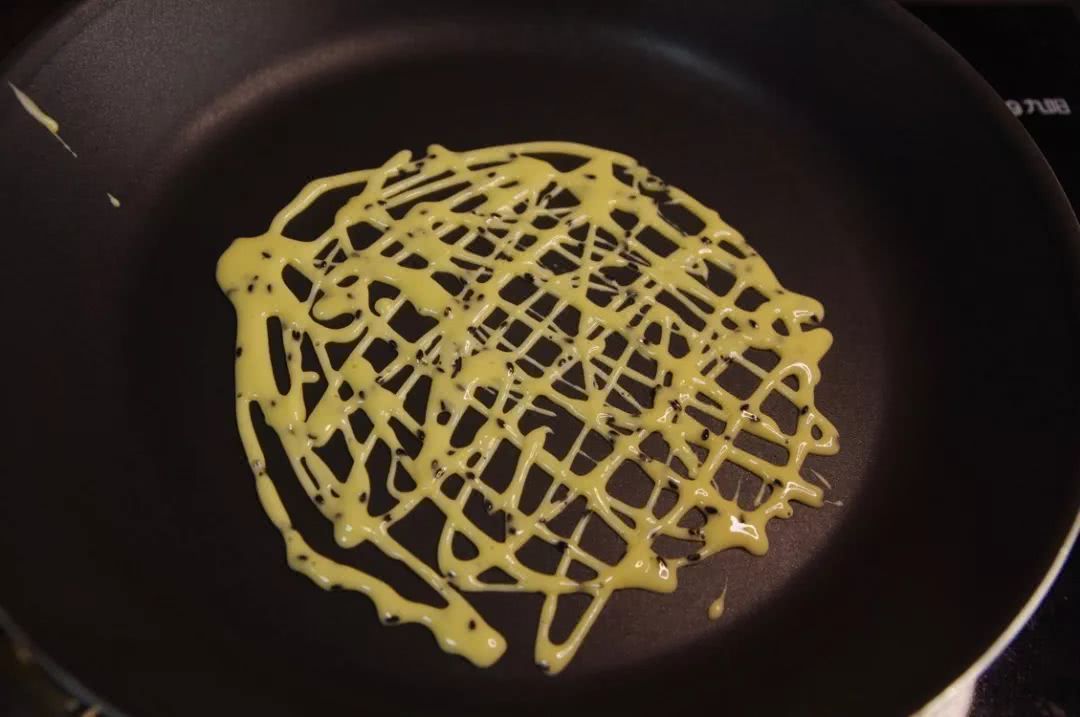 酥到掉渣的蛋卷,其实用平底锅就能做!