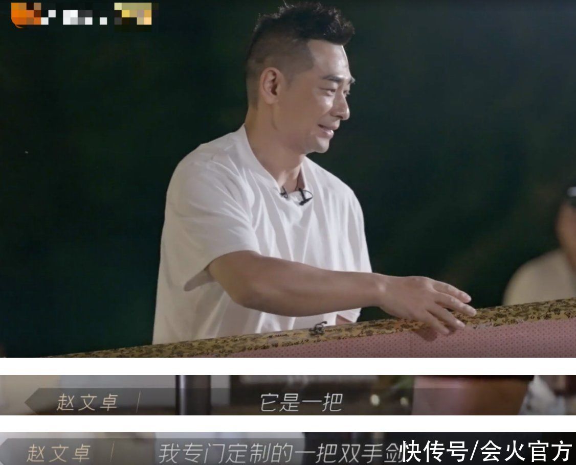 陈小春豪气送大金链子 项链又粗又闪还带钻 林志炫看呆嘴巴张大 今日热点