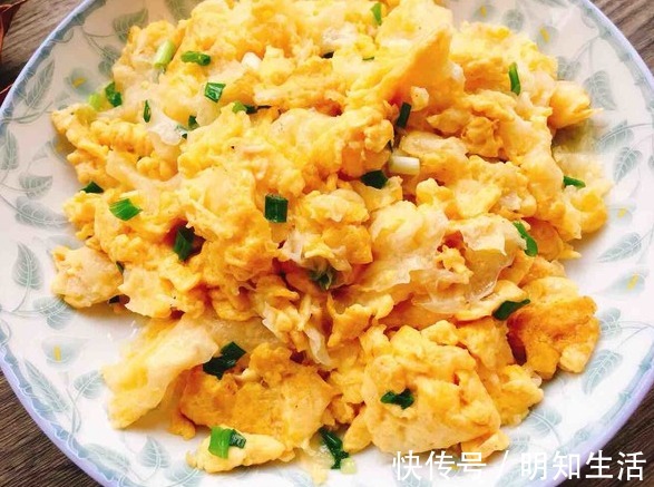 银耳炒鸡蛋|它跟鸡蛋一起炒，营养美味，每周吃三次，还能给肠胃洗个澡！