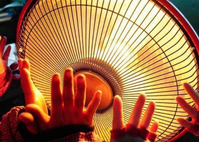 马桶|宝妈在洗手间刷马桶,宝宝前去帮忙却被推开,一声惨叫令其后悔