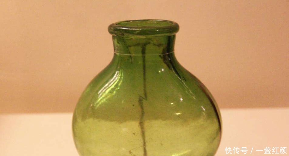 9岁女孩墓中挖出玻璃瓶,千年毫无损伤,博物馆奉为国宝禁止展出!