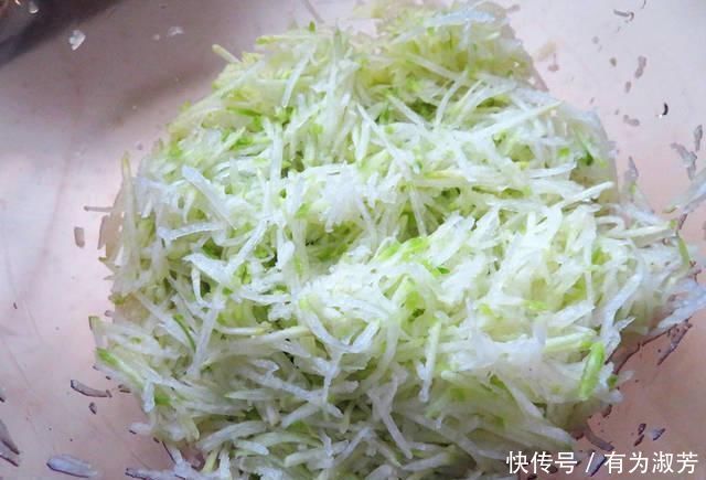 70岁的婆婆炸丸子,不光用萝卜还加它,炸好的丸子有独特的香味!