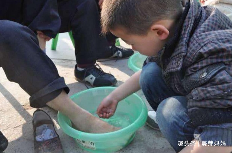 小华|“请倒数第一名家长发言”,差生妈妈这样回答,让班主任无地自容