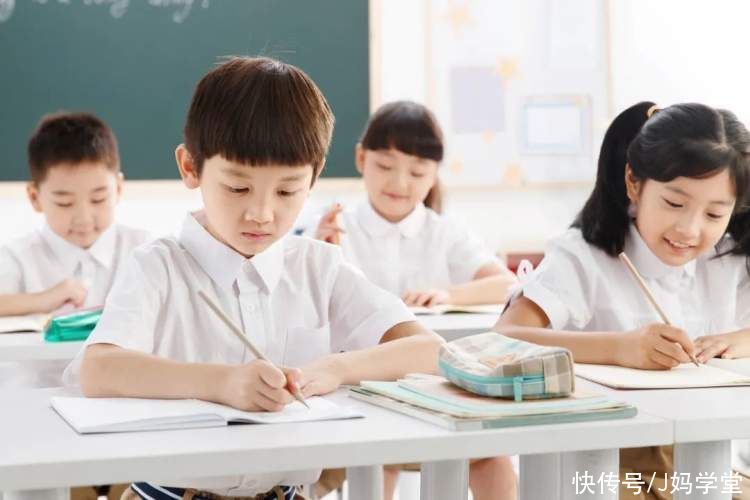 观念|开学孩子坐哪里最好？资深老师告诉大家：“学霸区”是这样的