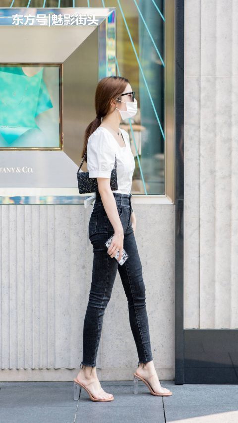 紧身牛仔裤在夏季出镜率很高，修身显瘦又百搭，时尚的姑娘都在穿