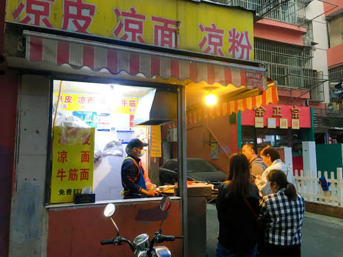 南京新街口有家网红鸡蛋灌饼店，每天都有排队，最贵12元一个