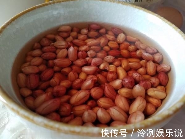 花生|花生不用炸不用煮，这样做简单又美味，每周吃几次，清热又降火