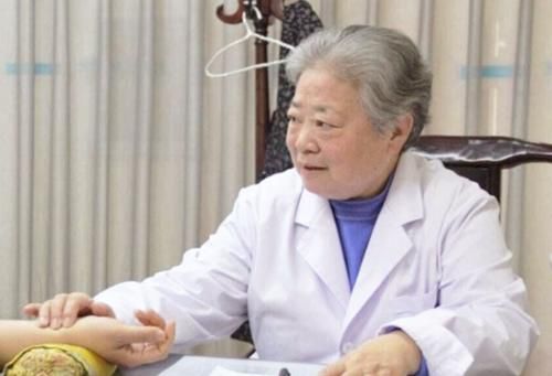 早闭经|大夫：气血不足的女性，经期少吃“2红”，多喝1汤，防早闭经