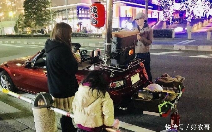 路边摊|一个烤红薯卖18元,路边摊小哥主要贵在了坐骑上
