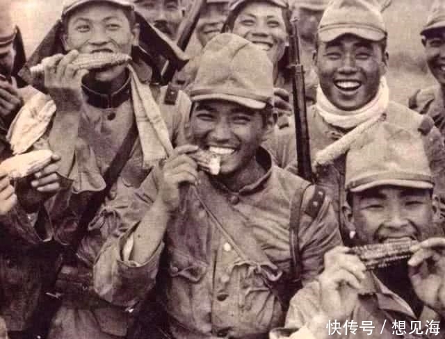 吃饭|日本鬼子吃饭真实老照片,强迫中国妹子倒茶