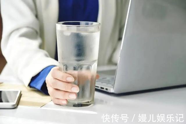 果茶|经常喝茶与只喝白开水的人，哪个更健康一些？不妨一起来了解下