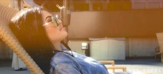 为了冬天能晒阳光, 国外发明透明衣服走上街, 保暖又透光