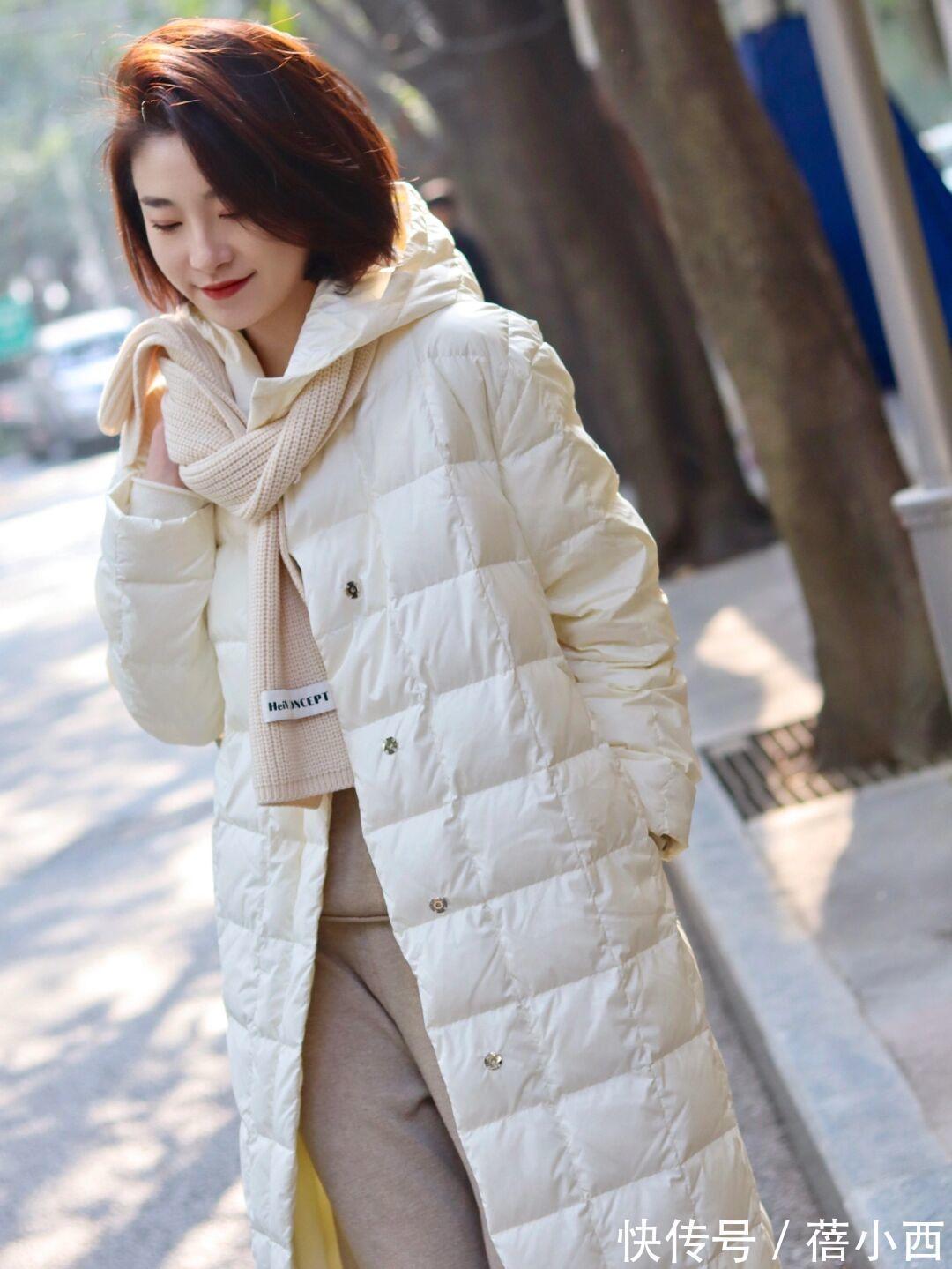 烟灰色|“长羽绒服”的高阶穿法来了,冬季选这4个颜色,显得年轻又优雅