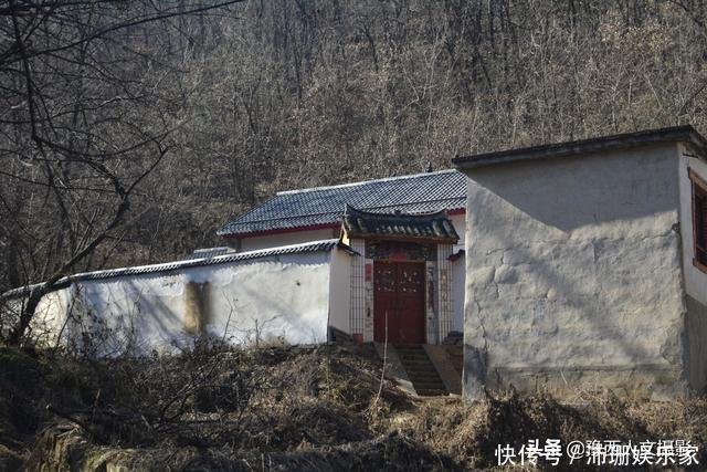 中年|山村百余口如今就剩5个人,隔沟相望的两户邻居,过成一家亲