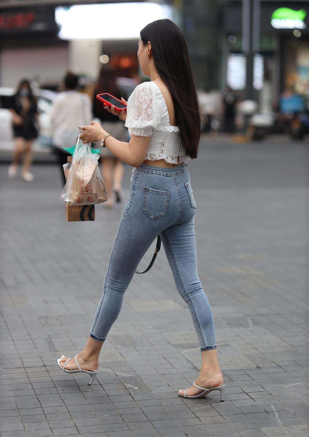 牛仔裤 街拍美女:当修身牛仔裤,配上蕾丝短袖衫,穿出美的背影,简单大方又时髦