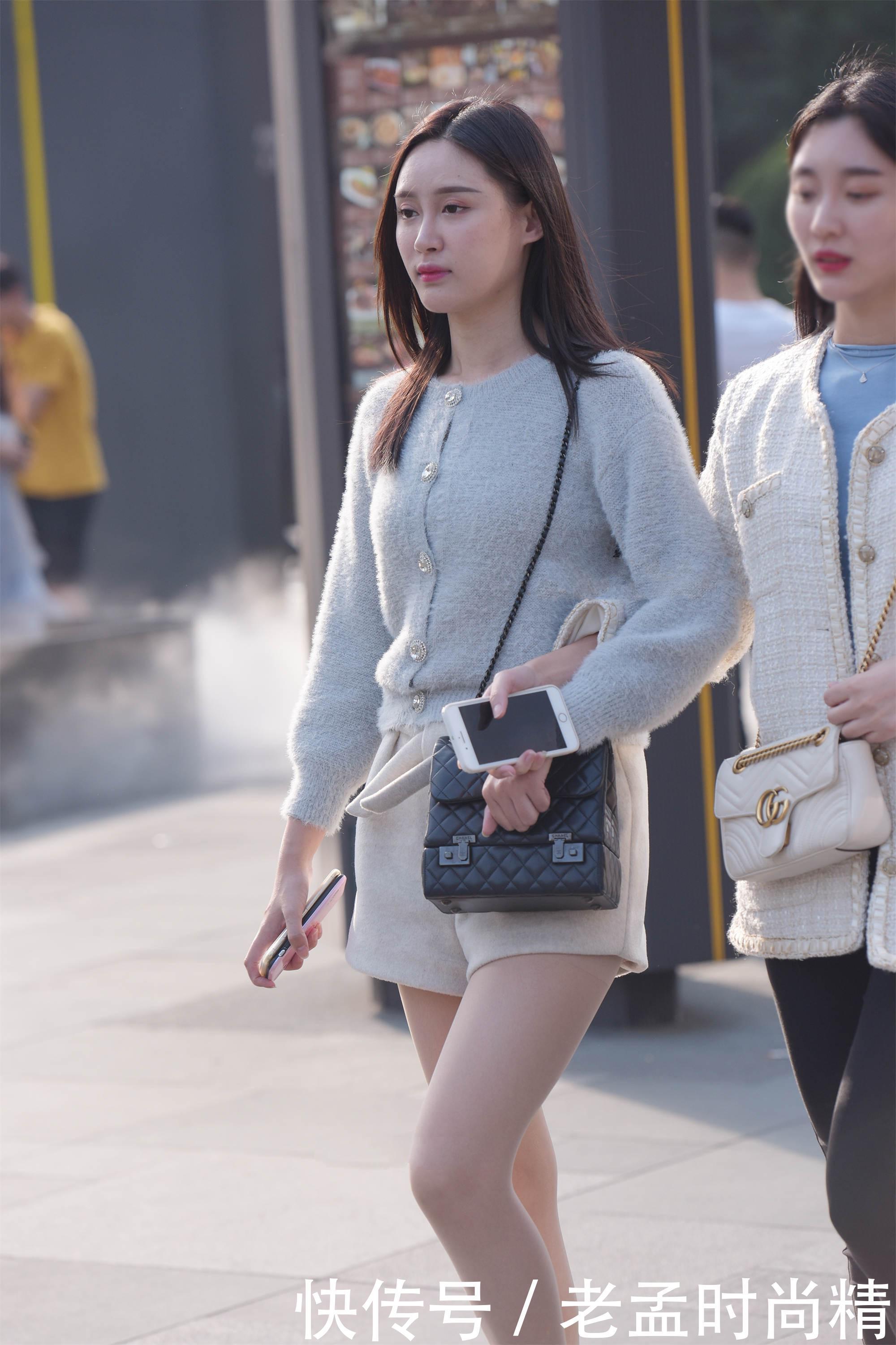 针织|时尚穿搭:天蓝色针织毛衣, 搭配米白色短裤, 甜美十足