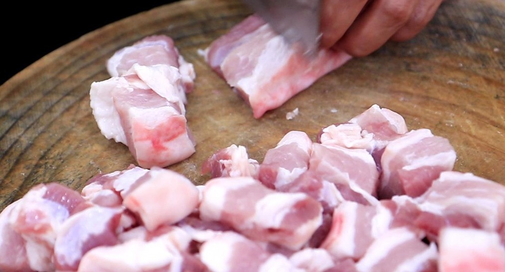 红烧肉最忌讳焯水，厨师长教你一招，肥而不腻又去腥，家人都爱吃