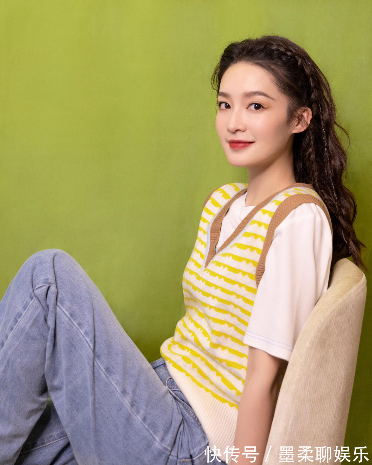 女人味|李沁身材和气质真绝了!穿大红色透视连衣裙亮相,漫画腿真吸睛