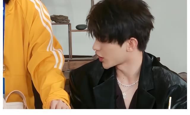 姚译添|蔡徐坤吸管上沾口红被嘲妆浓，镜头放大20倍，全网都欠他一个道歉