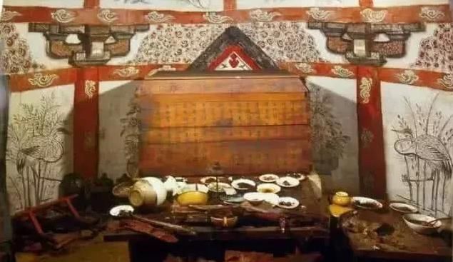 千年古墓被发现,出土了一桌酒席,墓中还写了12个字