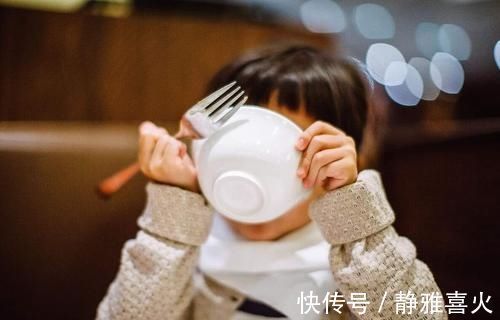 父母|凌晨3点娃不见了!宝爸赶紧下床找,眼前一幕让爸爸笑得前仰后合