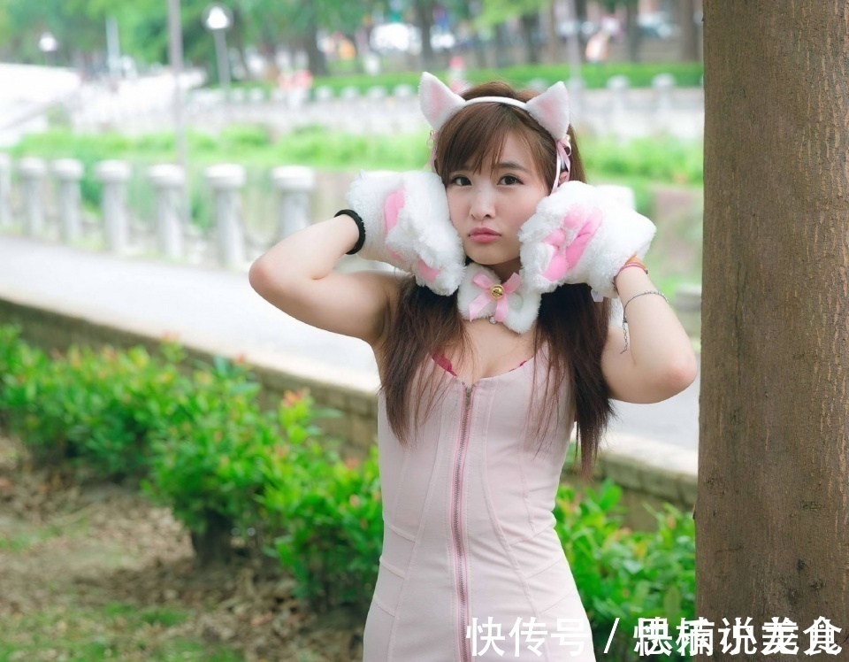 紧身背心 小姐姐身穿紧身背心连衣裙,散发着优雅的气质,看上去时尚又大方