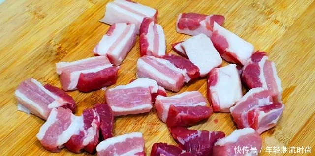 用水|冰箱拿出的冻肉,最忌直接用水冲,教你一妙招,吃着和鲜肉一样香