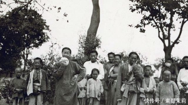 打扮|百年前的中国:破败的村庄,出门散步的清朝格格,盛装打扮的贵妇