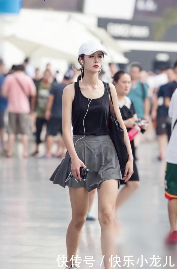 美女对于颜色的搭配短长常到位，尽显时尚品味的帅气高雅