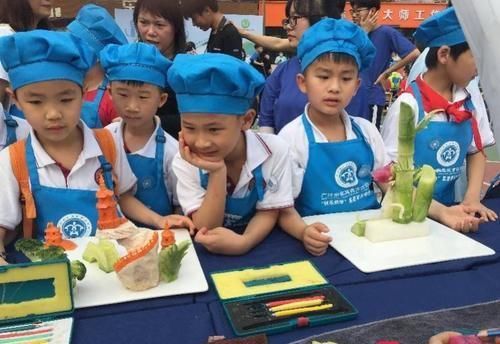 杨飞|跟自闭症孩子相处一天,还有烘焙大师教课,你会让孩子参与吗