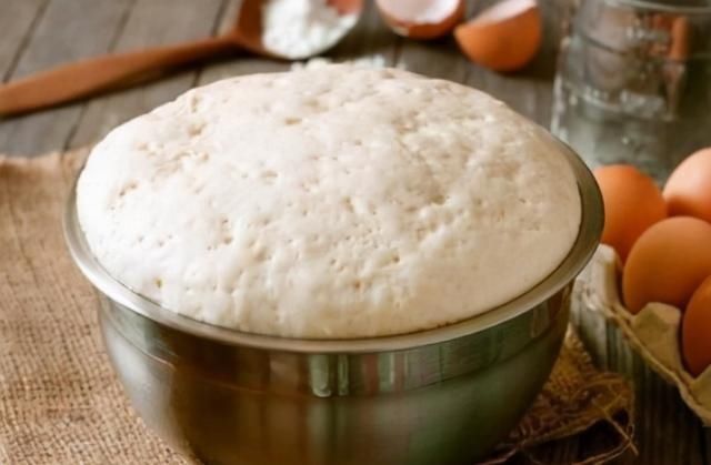 发面时，别只会加酵母！再加这2样，半小时发满盆，馒头暄软蓬松