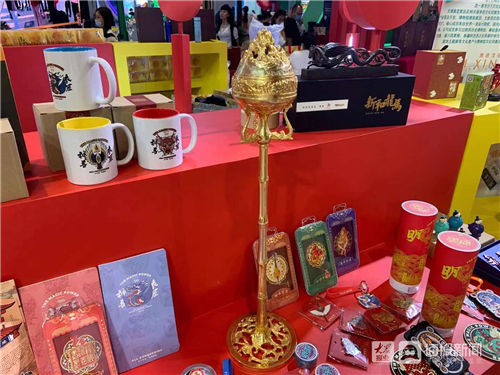 镇纸|“衣冠神兽”“兵兵有礼”,西安的“明潮”这厢有礼啦