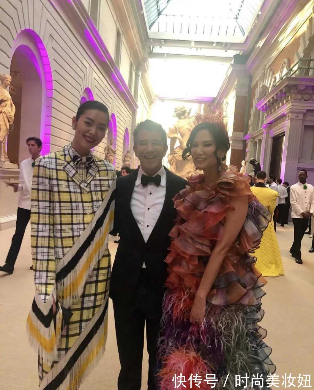 彩色|邓文迪“国际脸”真耐看,穿彩色荷叶连衣裙亮相,不俗反而很高级