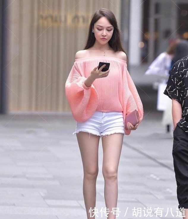 白色|粉色上衣搭配白色牛仔短裤,温柔典雅,气质迷人