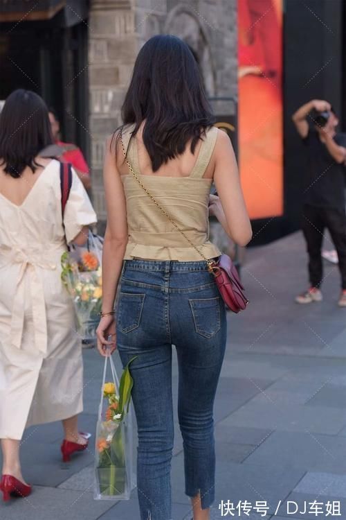 高贵 白色连衣裙搭配粉色高跟鞋,高贵冷艳,从容优雅